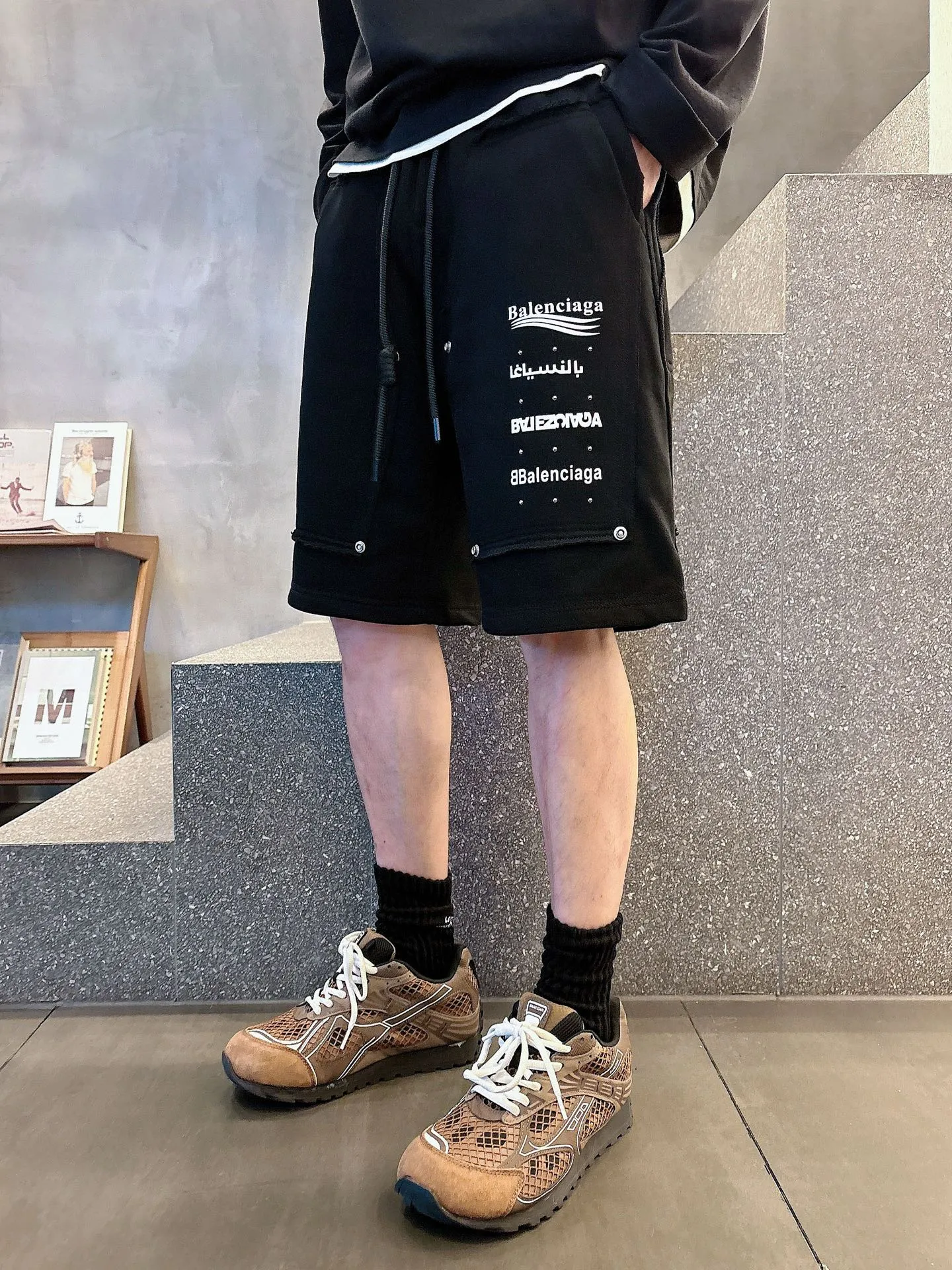 Balenciaga's three-standard complete 2026 summer New Arrival men's casual shorts, advanced custom-made Breathable fabric, Breathable fabric, extremely stretchy and comfortable, impeccable details, top-grade accessories, original logo design concept, delicate and soft feel! The upper body fit is awesome! Size: M-XXXL Please state your height and weight when ordering